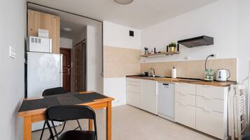 Kjøleskap, mikrobølgeovn, kokeplater og oppvaskmaskin