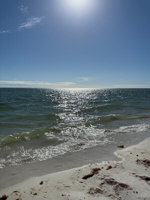 En la playa, camastros y toallas de playa