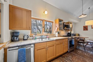 Fridge, microwave, oven, stovetop - Dog Friendly ~ Near Downtown Asheville ~ Extended Stay (Asheville)