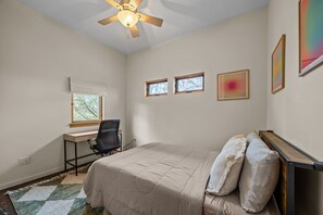 2 bedrooms, free WiFi, bed sheets - Dog Friendly ~ Near Downtown Asheville ~ Extended Stay (Asheville)