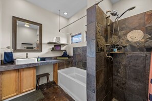 Shower, hair dryer, towels - Dog Friendly ~ Near Downtown Asheville ~ Extended Stay (Asheville)