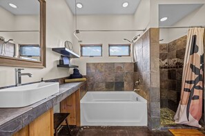Shower, hair dryer, towels - Dog Friendly ~ Near Downtown Asheville ~ Extended Stay (Asheville)