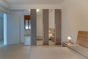 2 Schlafzimmer, Schreibtisch, Bügeleisen/Bügelbrett, Reisekinderbett
