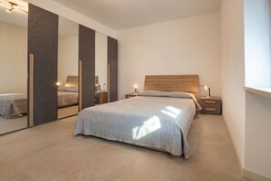 2 bedrooms, desk, iron/ironing board, travel cot - Apartment located in the historic center of Garda (Garda)