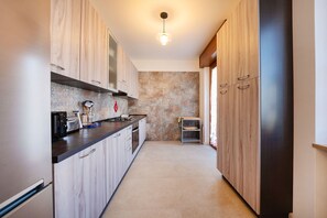 Kühlschrank, Mikrowelle, Ofen, Geschirrspüler