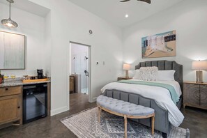 1 bedroom, iron/ironing board, WiFi, bed sheets - Silverstone Casita at Featherstone Winery (Stonewall)