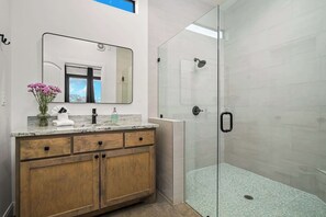 Dusche, Haartrockner, Handtücher, Shampoo