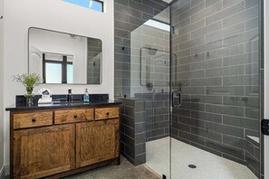 Dusche, Haartrockner, Handtücher, Shampoo