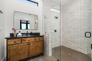 Bruser, hårtørrer, håndklæder, Shampoo