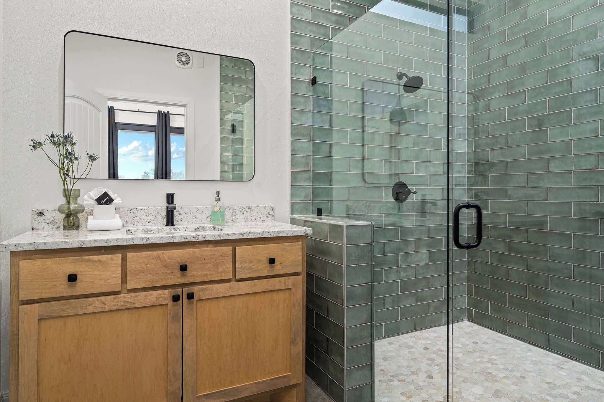 Dusche, Haartrockner, Handtücher, Shampoo