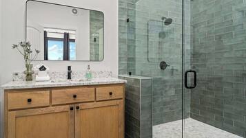 Dusche, Haartrockner, Handtücher, Shampoo