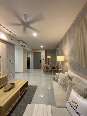TV - Earthy 2BR @ Agile BB | Wi-Fi + Netflix (Kuala Lumpur)