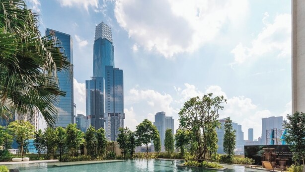 A swimming pool with a city skyline in the background. - Earthy 2BR @ Agile BB | Wi-Fi + Netflix (Kuala Lumpur)
