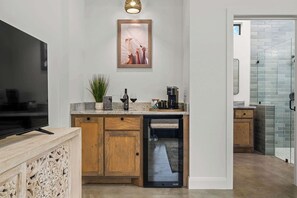 Mikrowelle, Wasserkocher mit Kaffee-/Teezubehör