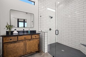 Een douche, een haardroger, handdoeken, shampoo