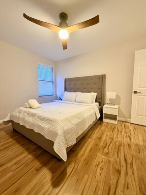 3 slaapkamers, een bureau, een strijkplank/strijkijzer, wifi