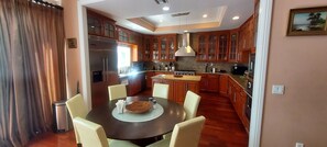 Private kitchen - Spacious beautiful house with a swimming pool (Los Angeles)