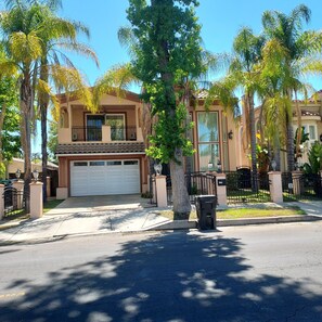 Exterior - Spacious beautiful house with a swimming pool (Los Angeles)