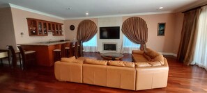 Living area - Spacious beautiful house with a swimming pool (Los Angeles)