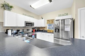 Fridge, microwave, oven, stovetop - Steps To The Beach-Sugar Beach Townhouse BP1103 (Destin)