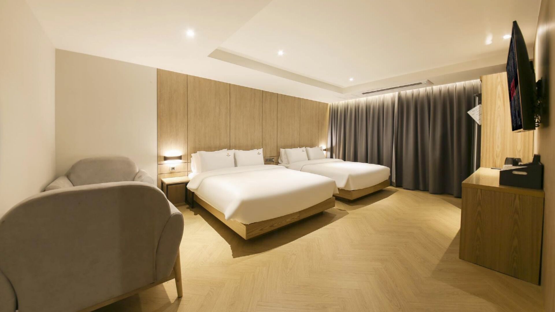 Family Twin | Trang bị nội thất với thiết kế riêng biệt, màn/rèm cản sáng 