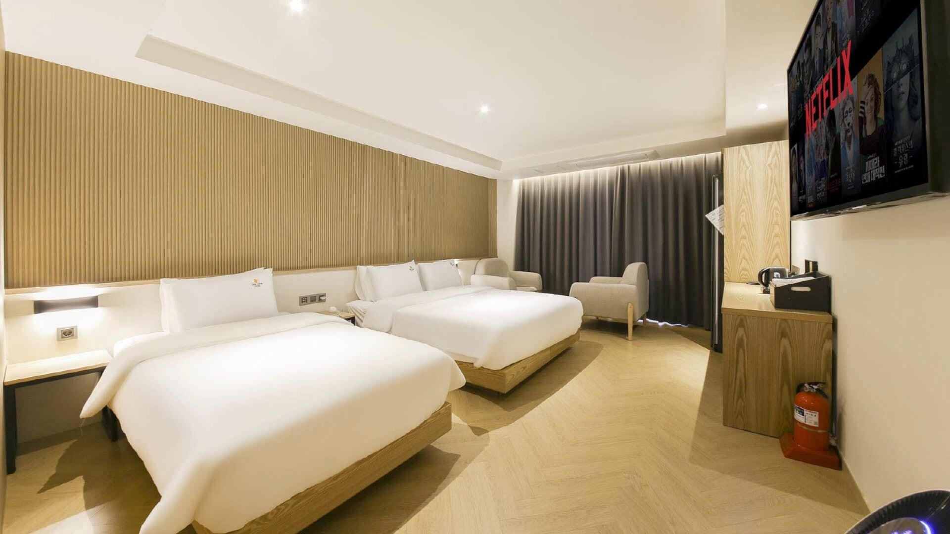 Suite Twin | Trang bị nội thất với thiết kế riêng biệt, màn/rèm cản sáng 