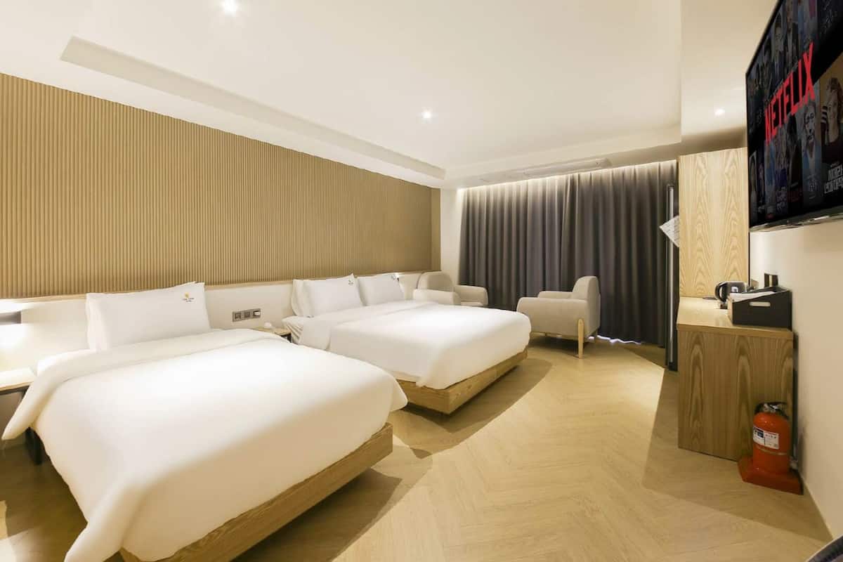 Suite Twin | Individually furnished, blackout drapes, soundproofing, free WiFi