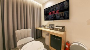 Deluxe B | Individually furnished, blackout curtains, soundproofing, free WiFi