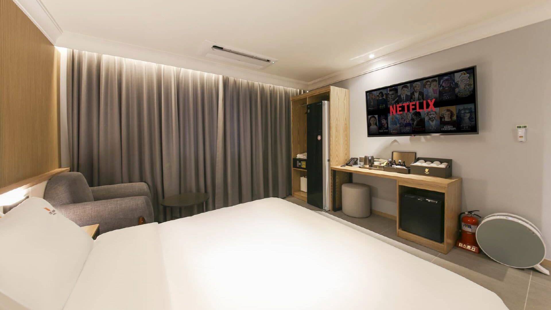 Deluxe A | Trang bị nội thất với thiết kế riêng biệt, màn/rèm cản sáng 