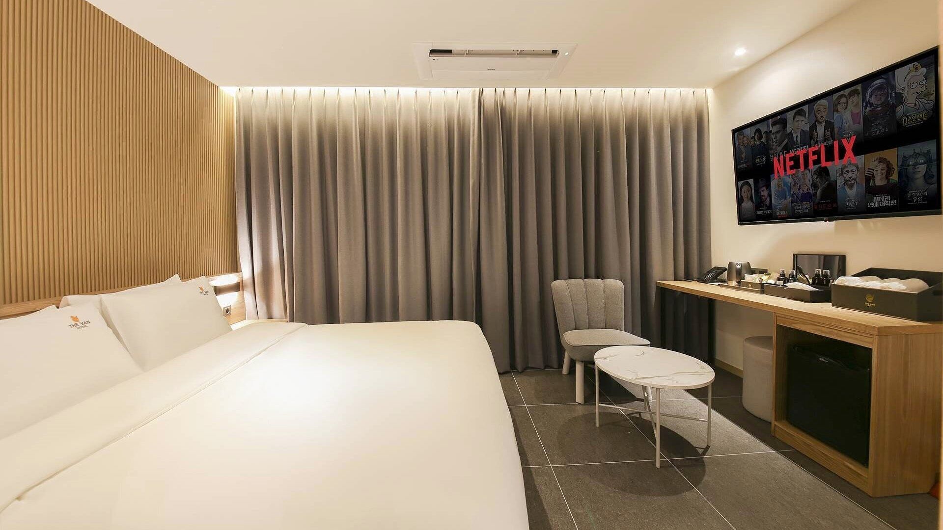 Deluxe B | Trang bị nội thất với thiết kế riêng biệt, màn/rèm cản sáng 