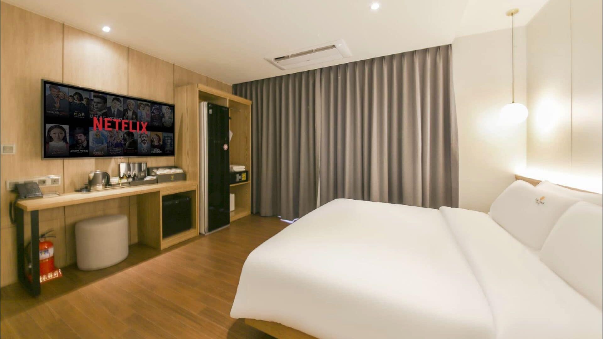 Premium | Trang bị nội thất với thiết kế riêng biệt, màn/rèm cản sáng 