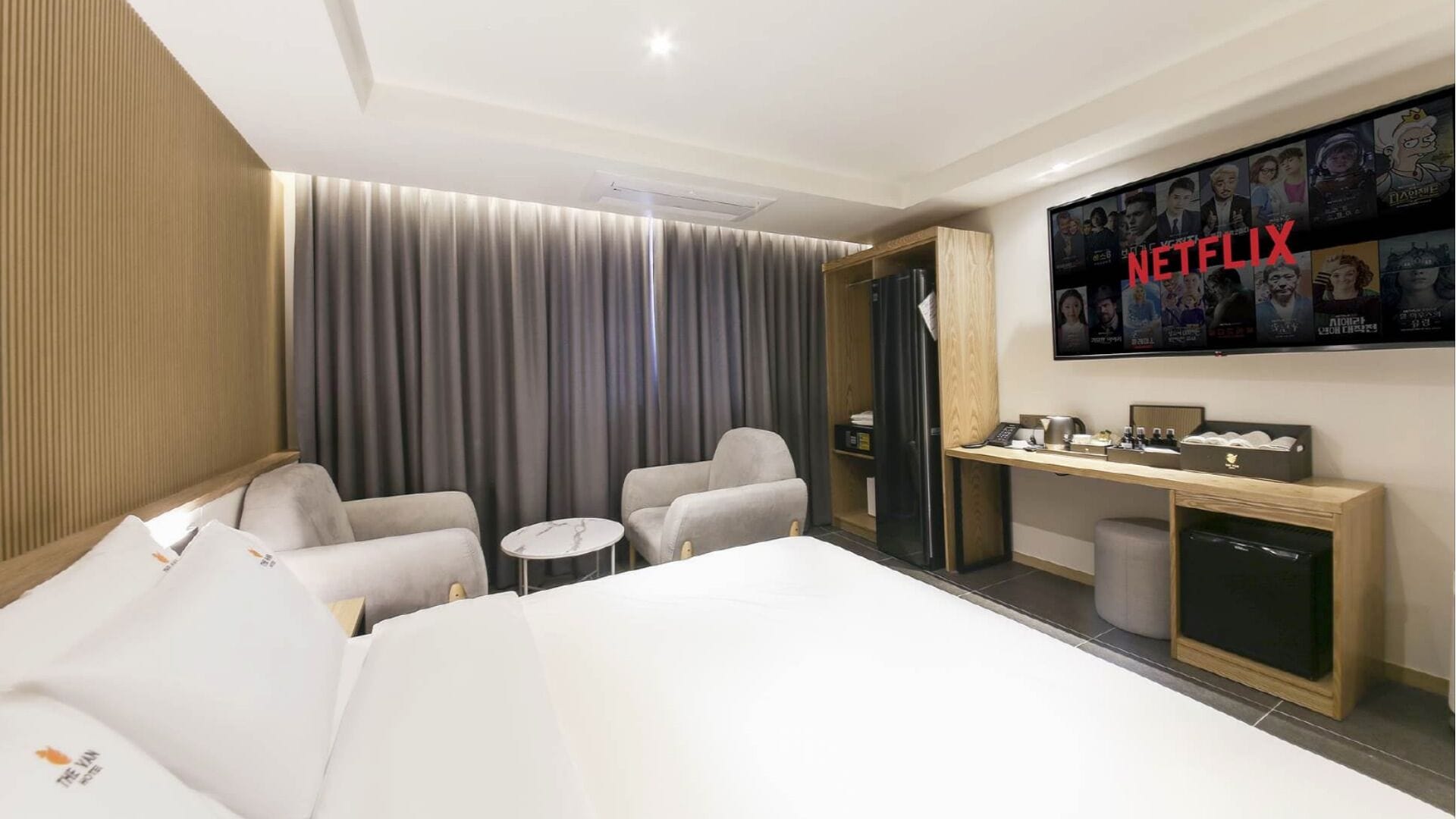 Suite | Trang bị nội thất với thiết kế riêng biệt, màn/rèm cản sáng 