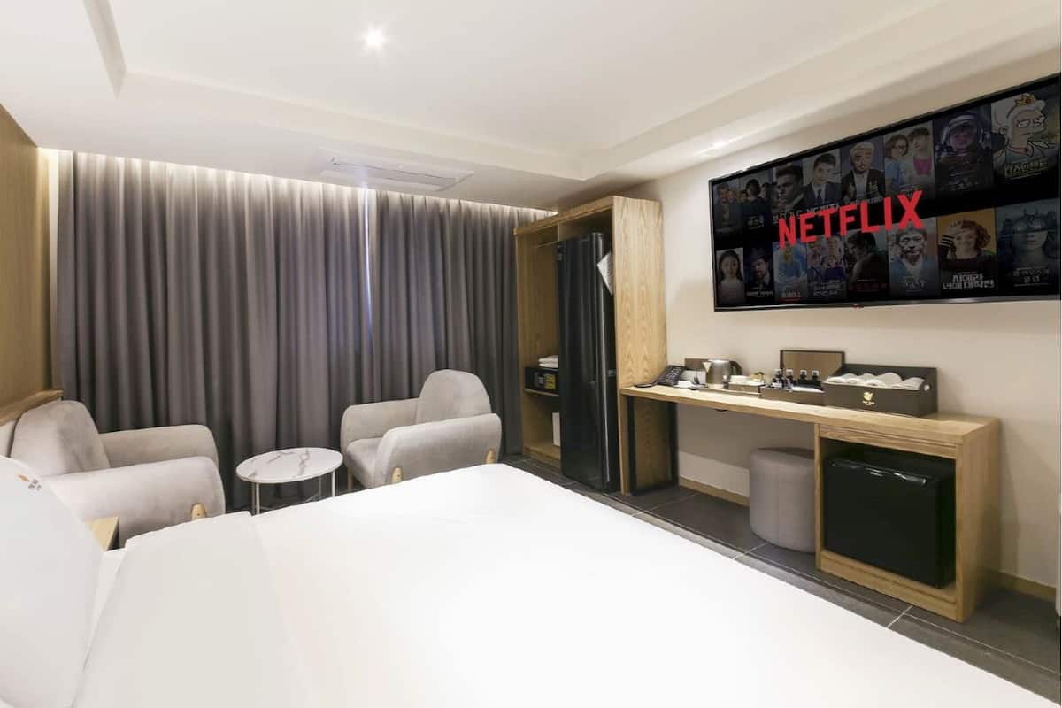 Suite | Individually furnished, blackout drapes, soundproofing, free WiFi