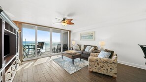 Smart TV - Beachfront condo with 180 degree views of the beautiful Emerald Beach in PCB! (Panama City Beach)