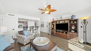 Smart TV - Beachfront condo with 180 degree views of the beautiful Emerald Beach in PCB! (Panama City Beach)