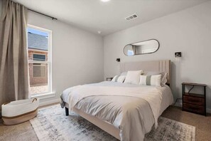 3 bedrooms, iron/ironing board, WiFi, bed sheets - Wellness Retreat - 3BR/2BA - Family Friendly (Lubbock)