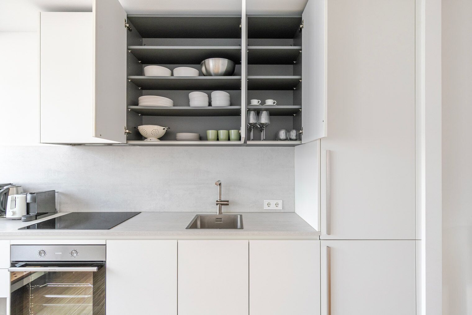 Een koelkast, een microgolfoven, een oven, een kookplaat