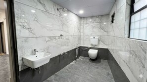 Shower, towels, soap - Soneva Hotel (Ahmedabad)