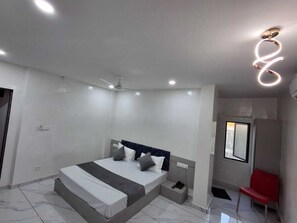 Habitación Deluxe, vistas a la ciudad | Escritorio y wifi gratis
