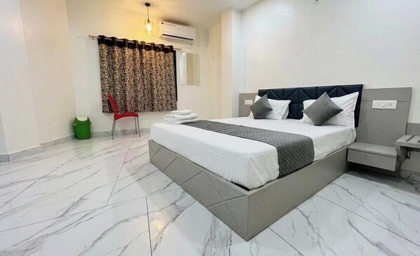 Desk, free WiFi - Soneva Hotel (Ahmedabad)