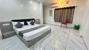 Desk, free WiFi - Soneva Hotel (Ahmedabad)