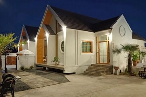 A modern house with a front porch, a staircase, and a small garden. - The Nordic House Pool Villa Chaing Mai (Doi Saket)
