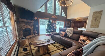 New property close to Town! Green Bridge Lodge- 5-bedrooms 3 bathrooms Hot Tub