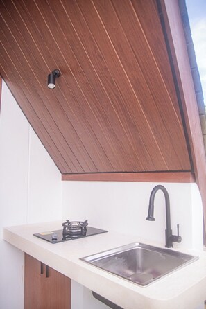 Mini-fridge, dishwasher, cookware/dishes/utensils - Limbo Lux Bungalows (Kuta)