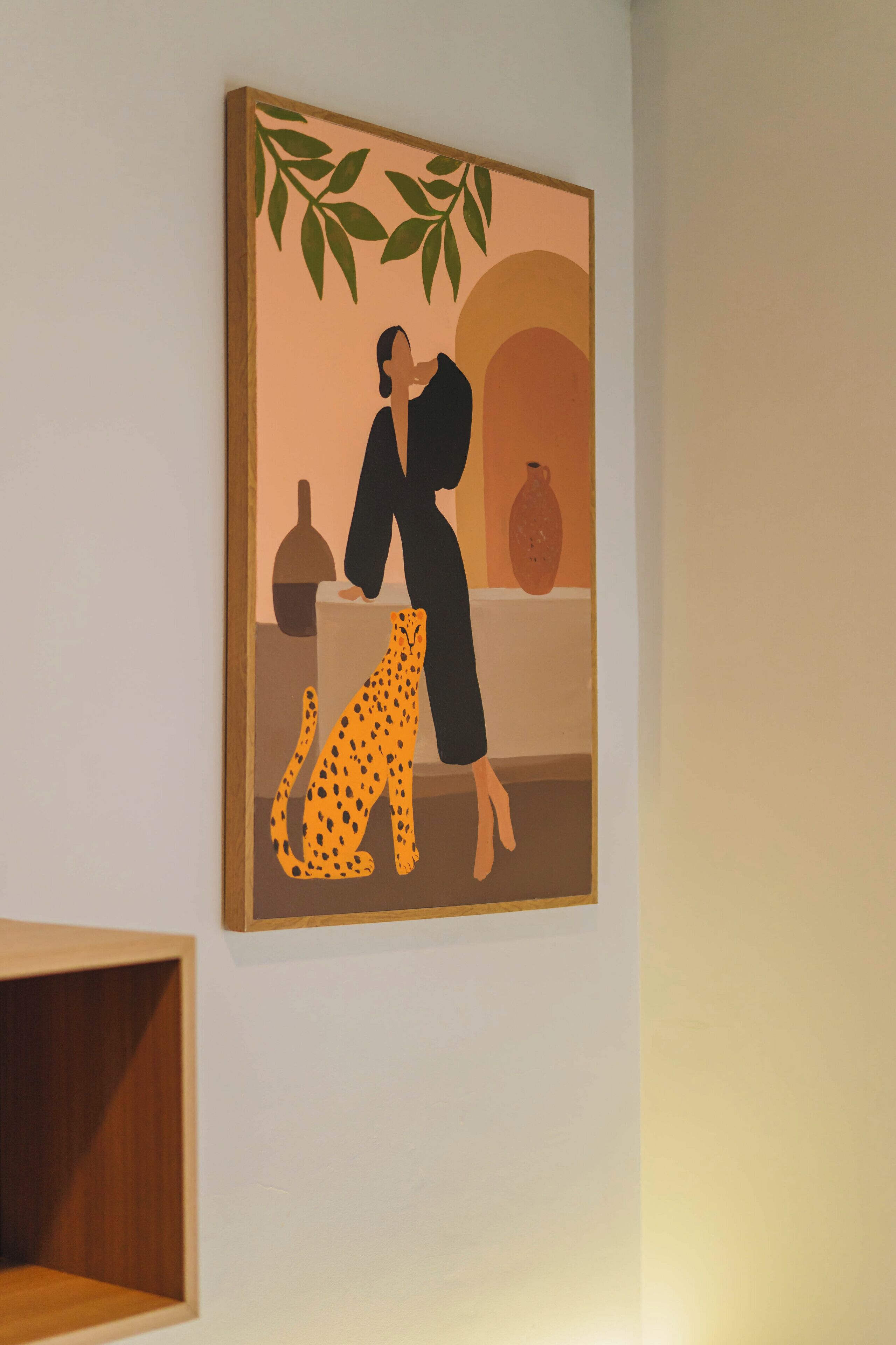 Une œuvre d’art encadrée accrochée au mur.