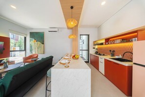 Vila Standar, balkon | Dapur pribadi | Lemari es, microwave, kompor, dan ketel listrik