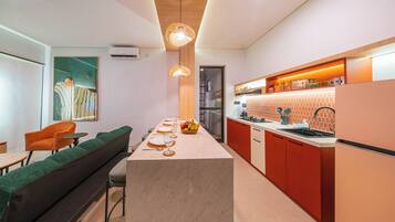 Vila Standar, balkon | Dapur pribadi | Lemari es, microwave, kompor, dan ketel listrik