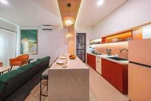 Vila Standar, balkon | Dapur pribadi | Lemari es, microwave, kompor, dan ketel listrik