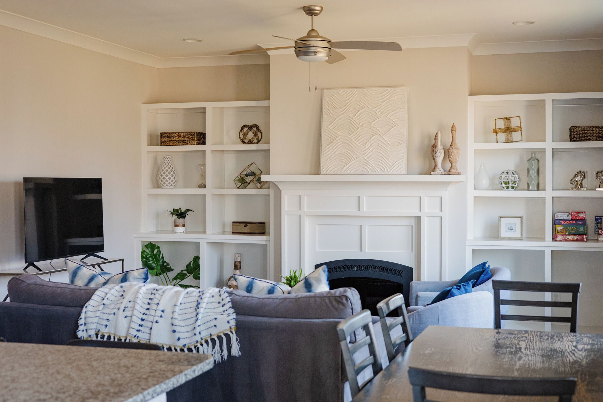 Fernseher, Kamin, Tischfußball