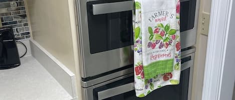 Frigorífic, microones, forn i placa de cuina